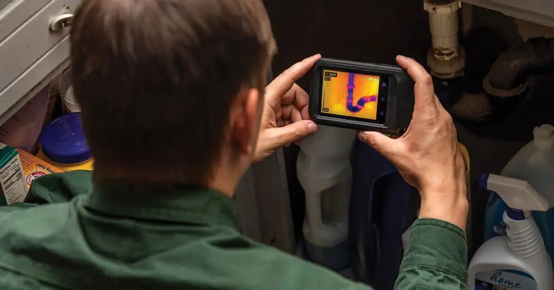 FLIR C3-X的电池可以连续工作4小时，而FLIR ONE Pro只有40分钟.jpg